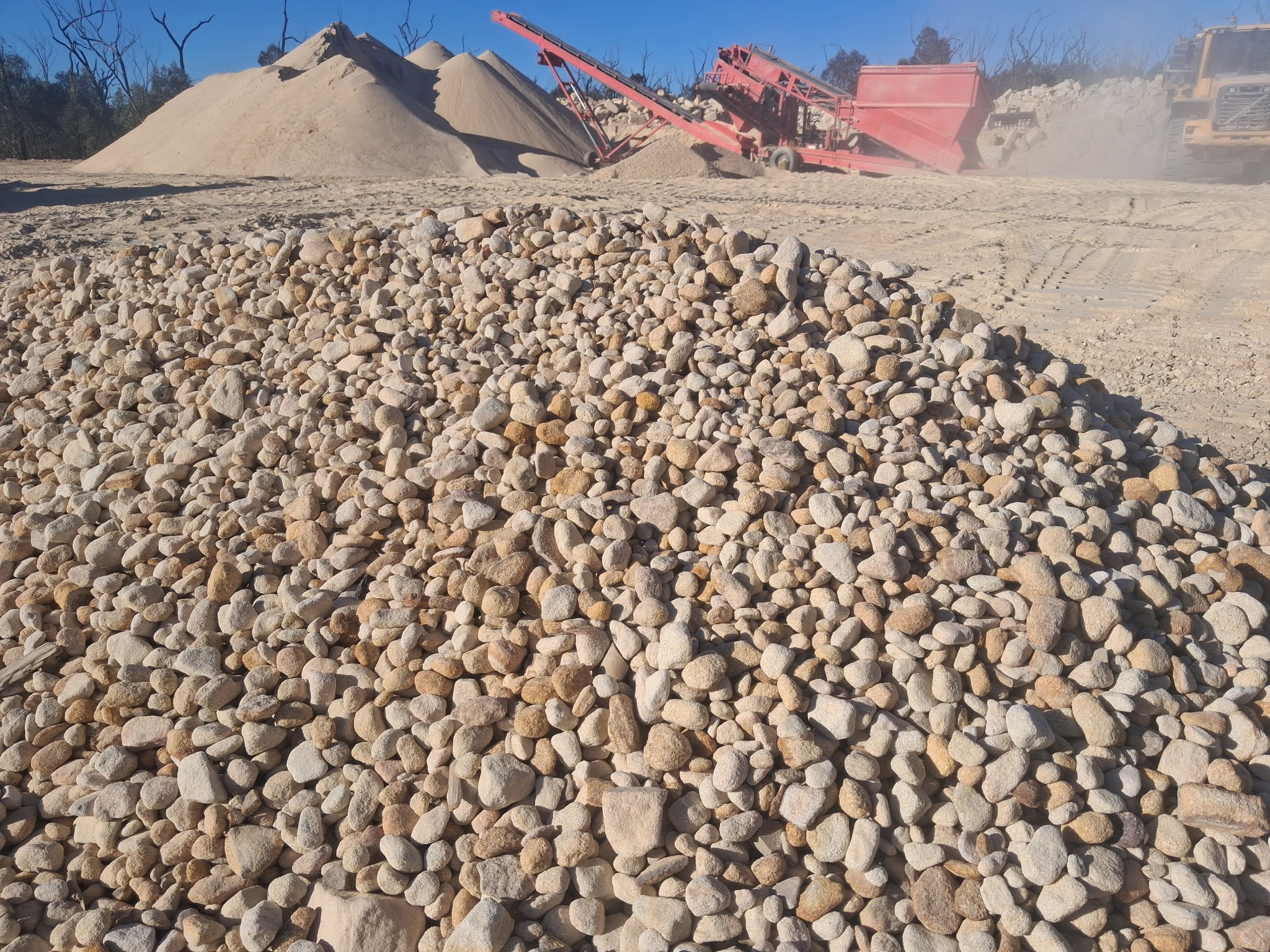 Pile of 20-40 mm mm Tumbled sandstone